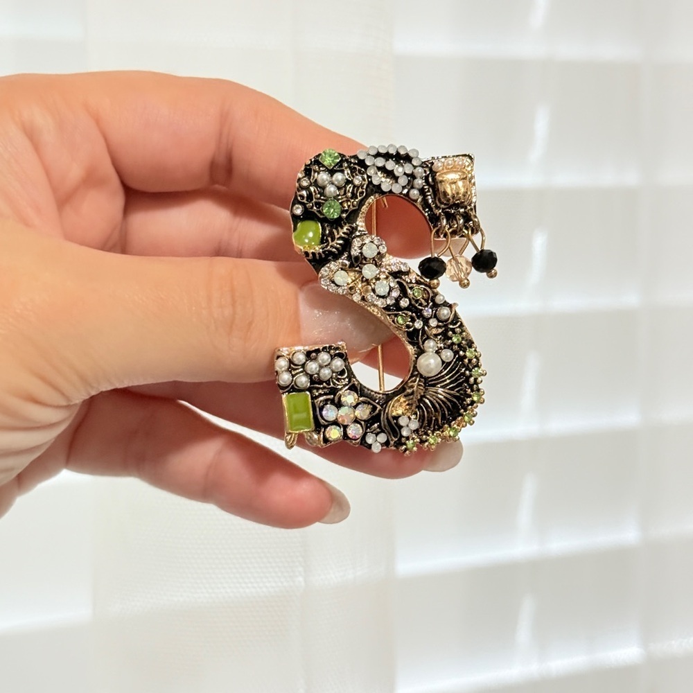 Elegant Gold and Black Brooch with Crystal Accents - Picture 3 of 6